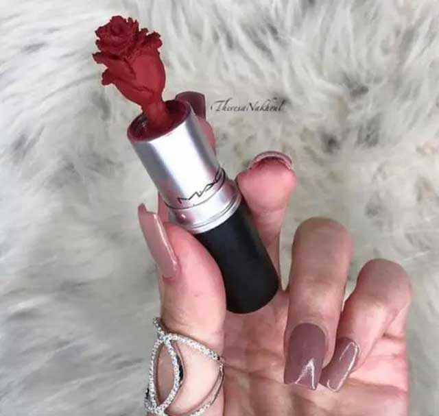 口紅做雕塑，網(wǎng)友：有錢人才能想到這樣去玩??！