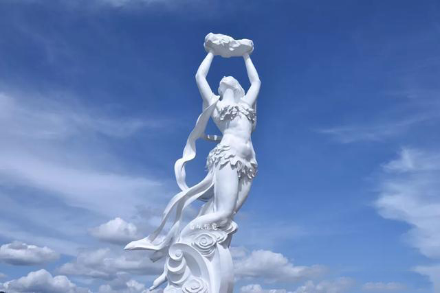 雨城雅安“女媧補(bǔ)天”大型雕塑，在熊貓綠島女媧廣場(chǎng)落成