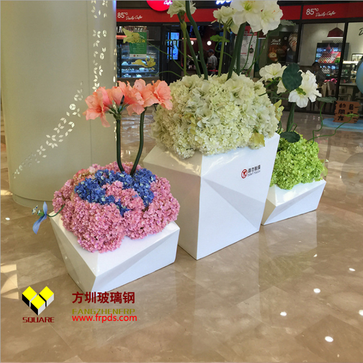 室內(nèi)商場(chǎng)美陳裝飾廠家定制玻璃鋼花盆