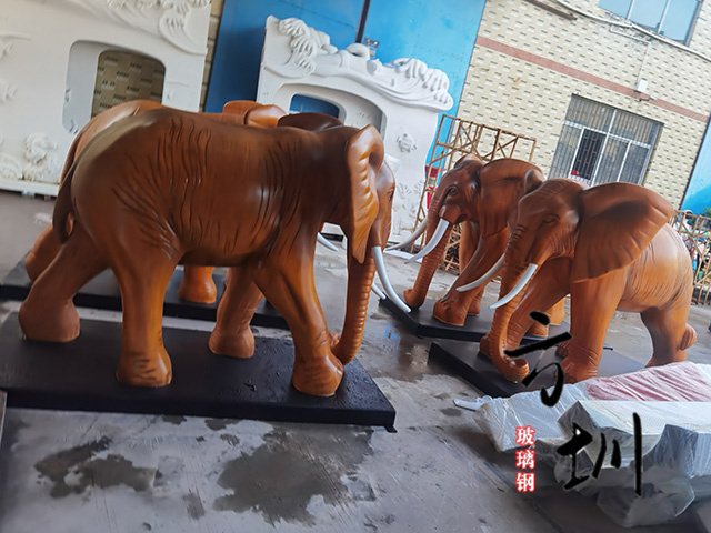 轉(zhuǎn)木紋玻璃鋼動物大象雕塑