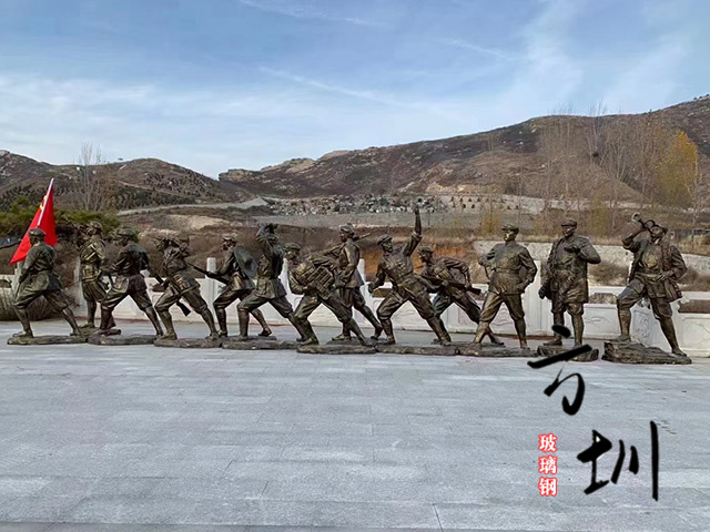 紀念館廣場玻璃鋼紅軍打仗雕塑