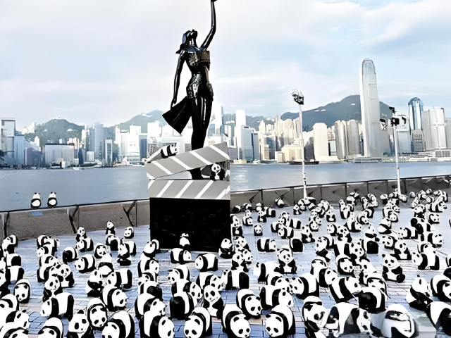 香港街頭的萌趣風(fēng)景線，玻璃鋼大熊貓雕塑